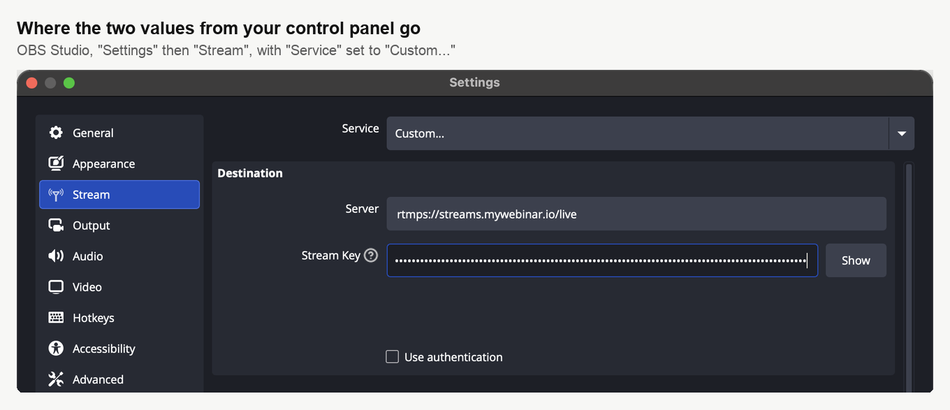 Die Seite Stream in den Einstellungen von OBS Studio, wo Service auf Custom steht, das Feld Server gefüllt ist und Stream Key hinter Punkten steckt