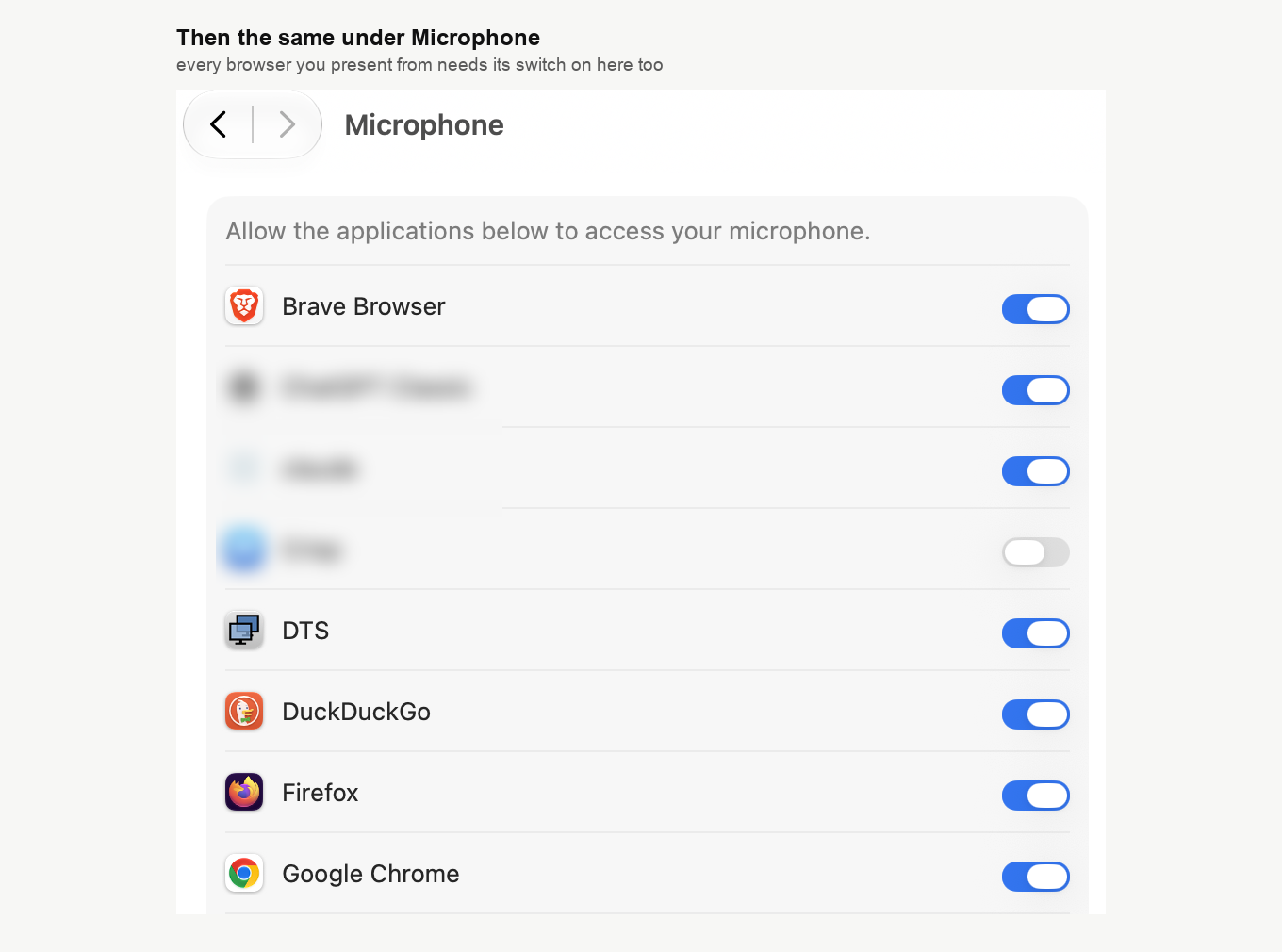 El panel «Micrófono» ("Microphone") de Ajustes del Sistema con el mismo tipo de lista, donde los navegadores tienen el interruptor activado