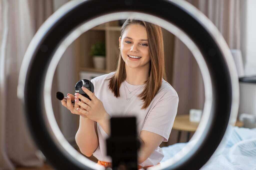 Wybór lampy o neutralnej barwie światła zwiększa komfort pracy przed kamerą