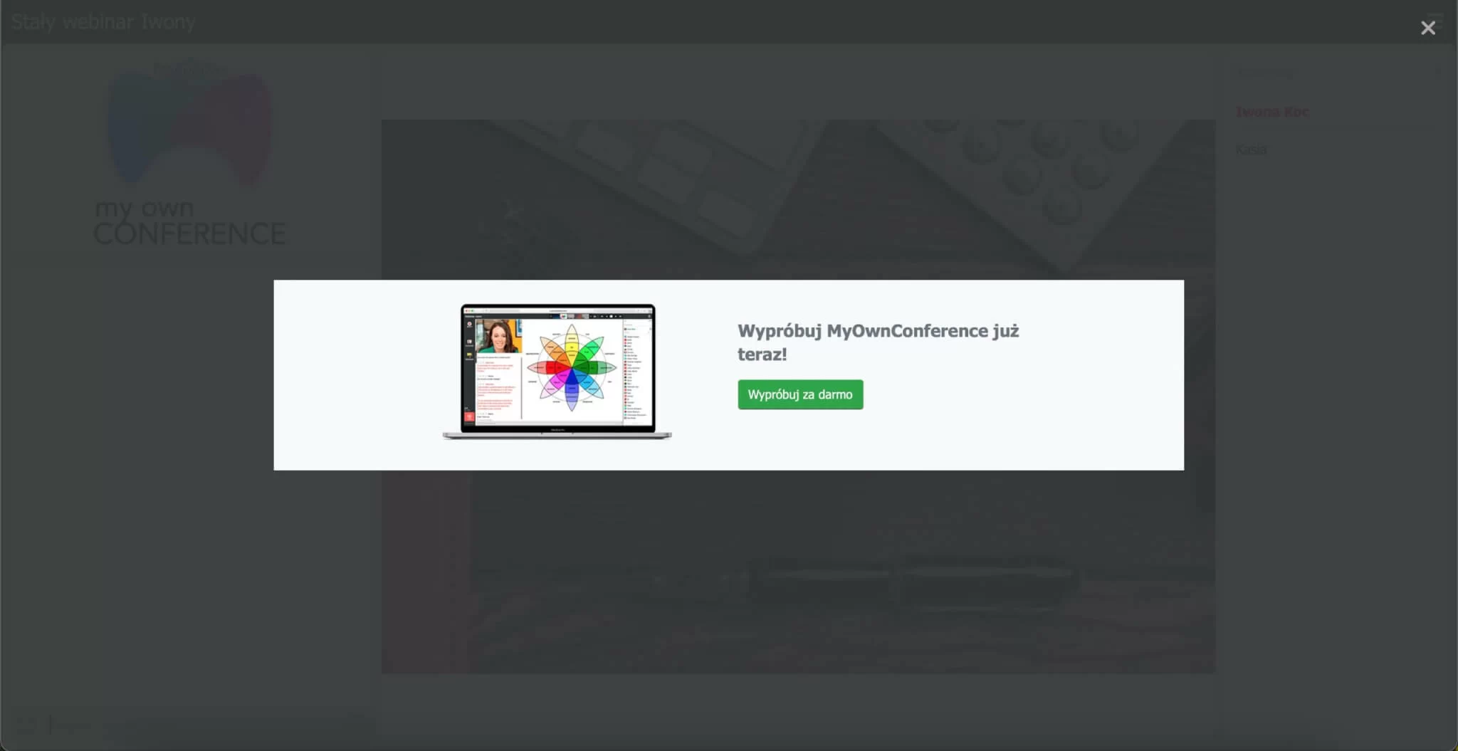 Uczestnik webinaru klikający przycisk zakupu po prezentacji