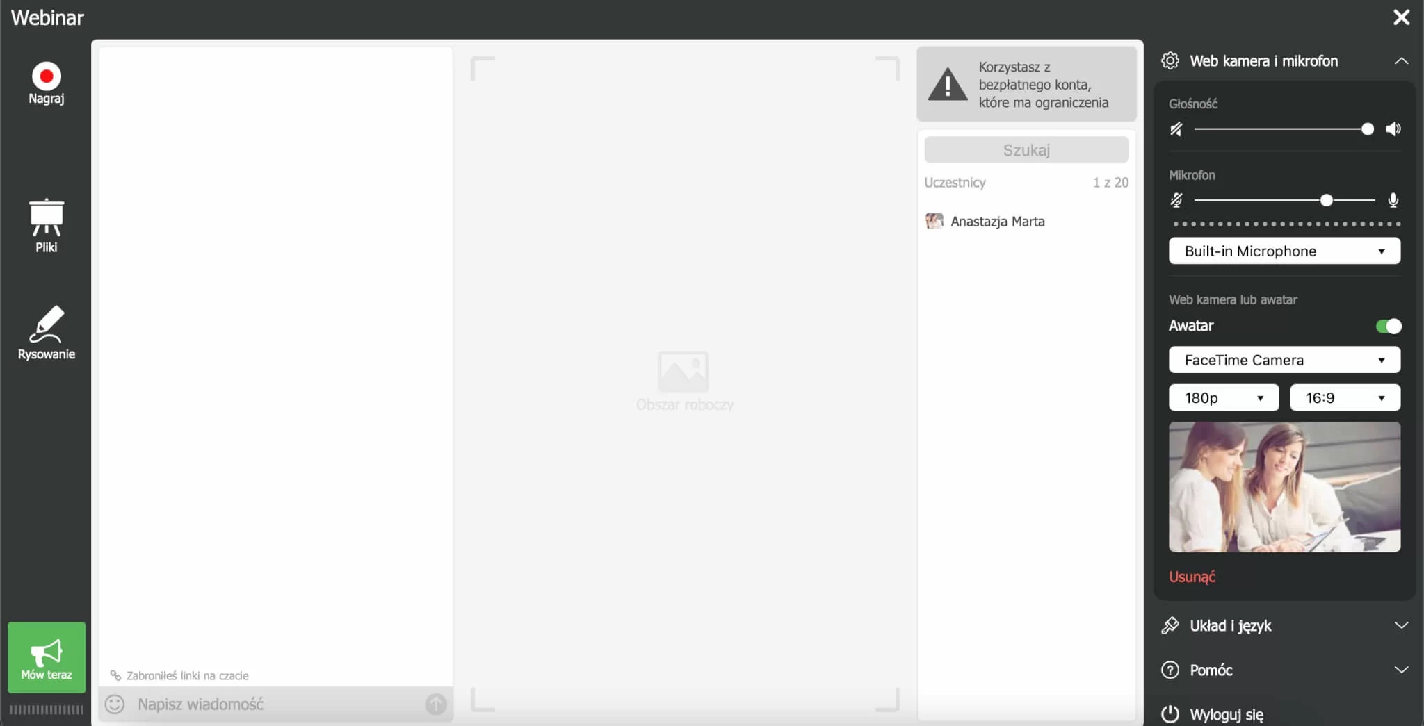 Prezenter omawia kluczowe tematy podczas wystąpienia online