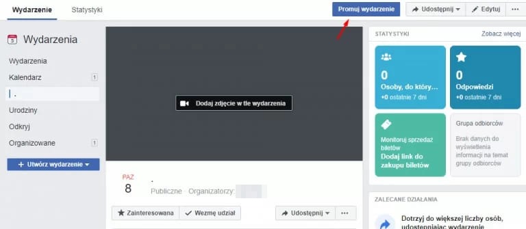 Strona wydarzenia na Facebooku z czerwoną strzałką wskazującą przycisk «Promuj wydarzenie» i panelem statystyk