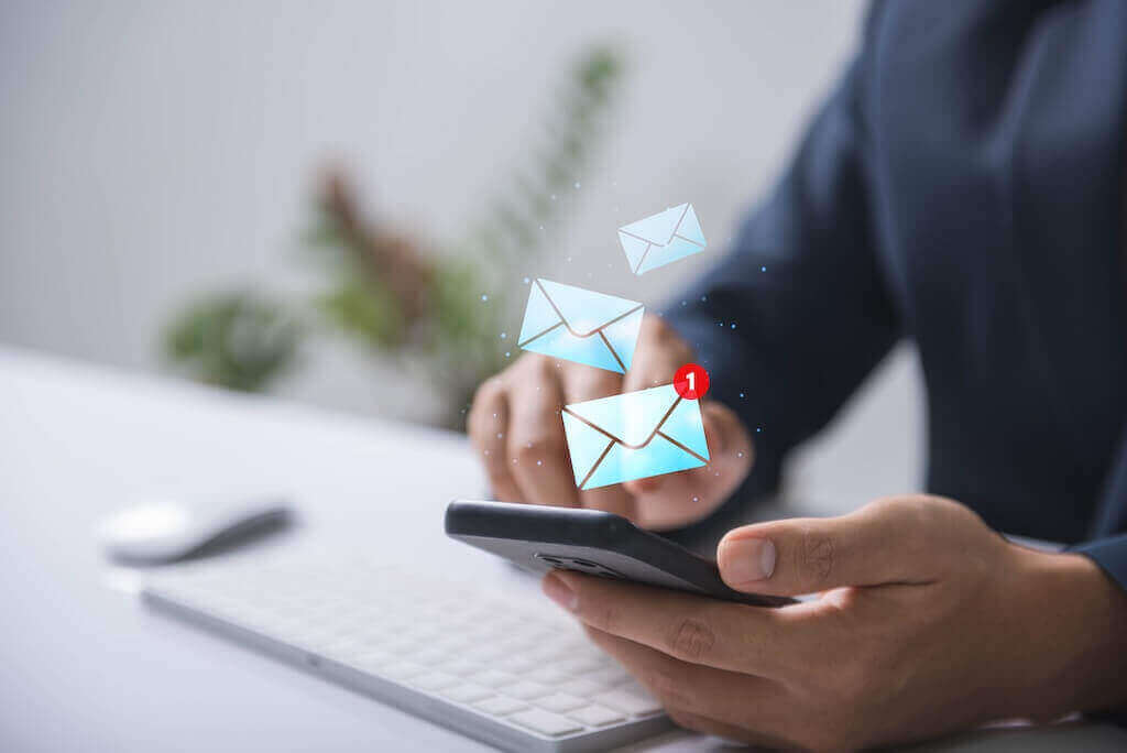 Человек использует смартфон с уведомлениями по электронной почте символизируя email-маркетинг вебинара