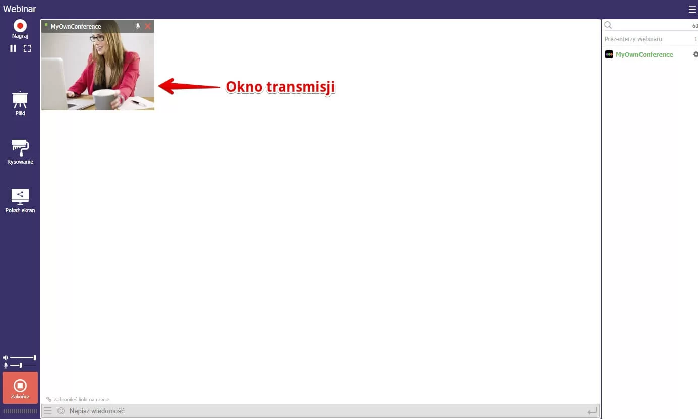 Prezenter sprawdza ustawienia mikrofonu, aby uczestnicy mogli znowu go usłyszeć