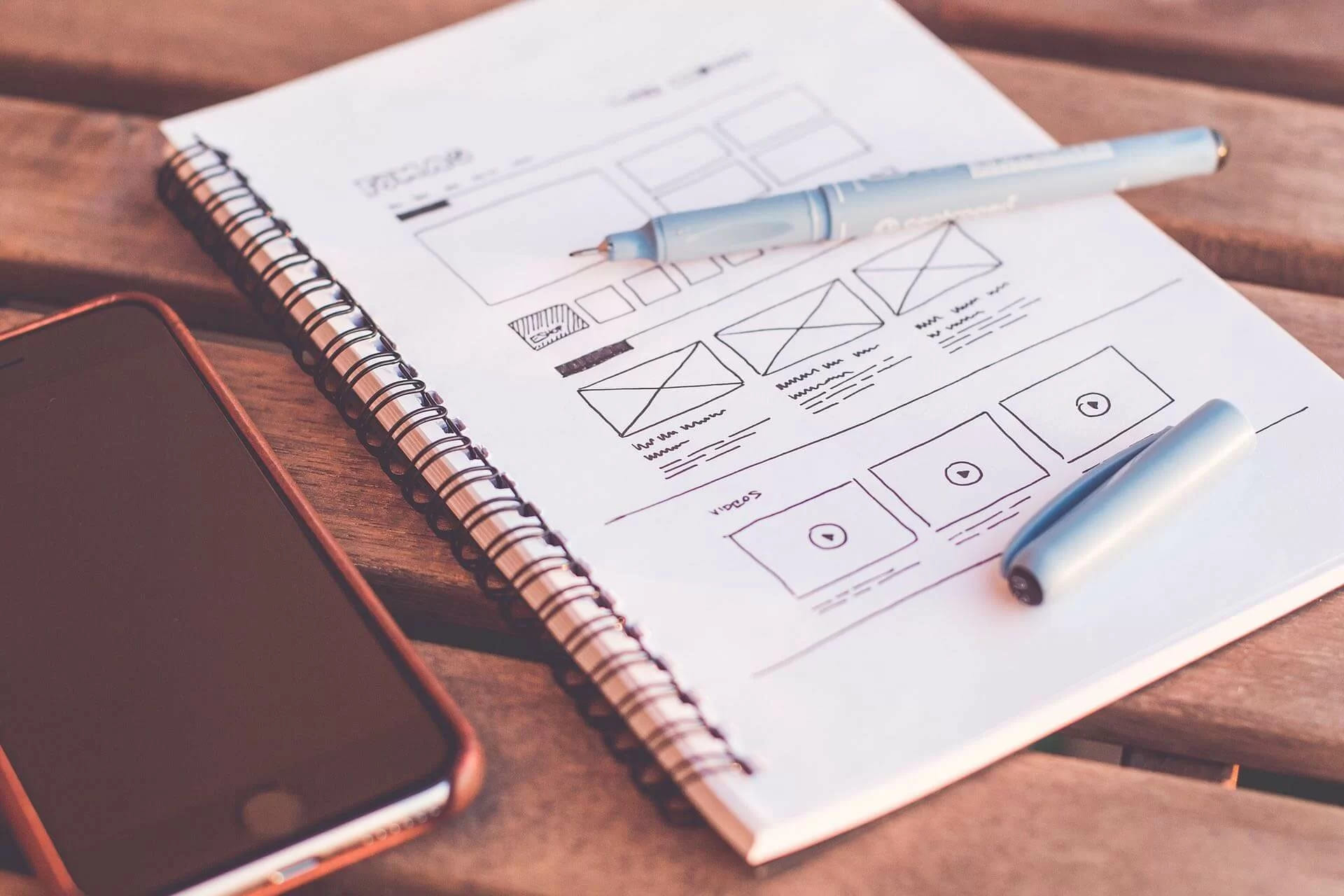 Zespół marketingowy omawia strategię promocji wydarzenia online
