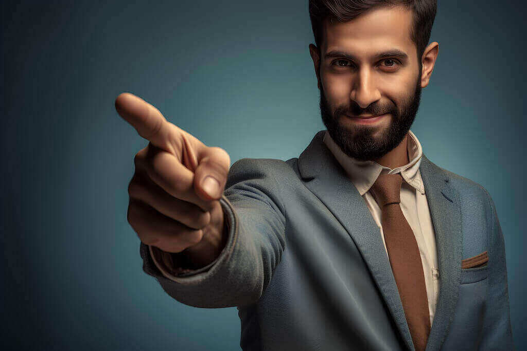 Чоловік, який показує пальцем на глядача, нагадує про важливість заклику до дії під час проведення вебінару