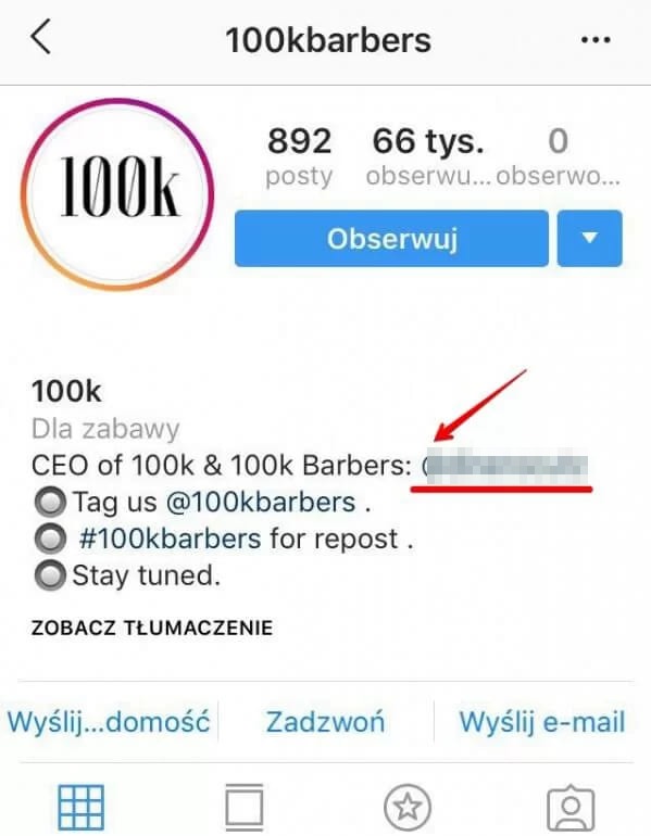 Profil 100kbarbers na Instagramie, w którego opisie czerwona strzałka i podkreślenie wskazują rozmytą nazwę konta szefa marki, z przyciskami Obserwuj, Zadzwoń i Wyślij e-mail