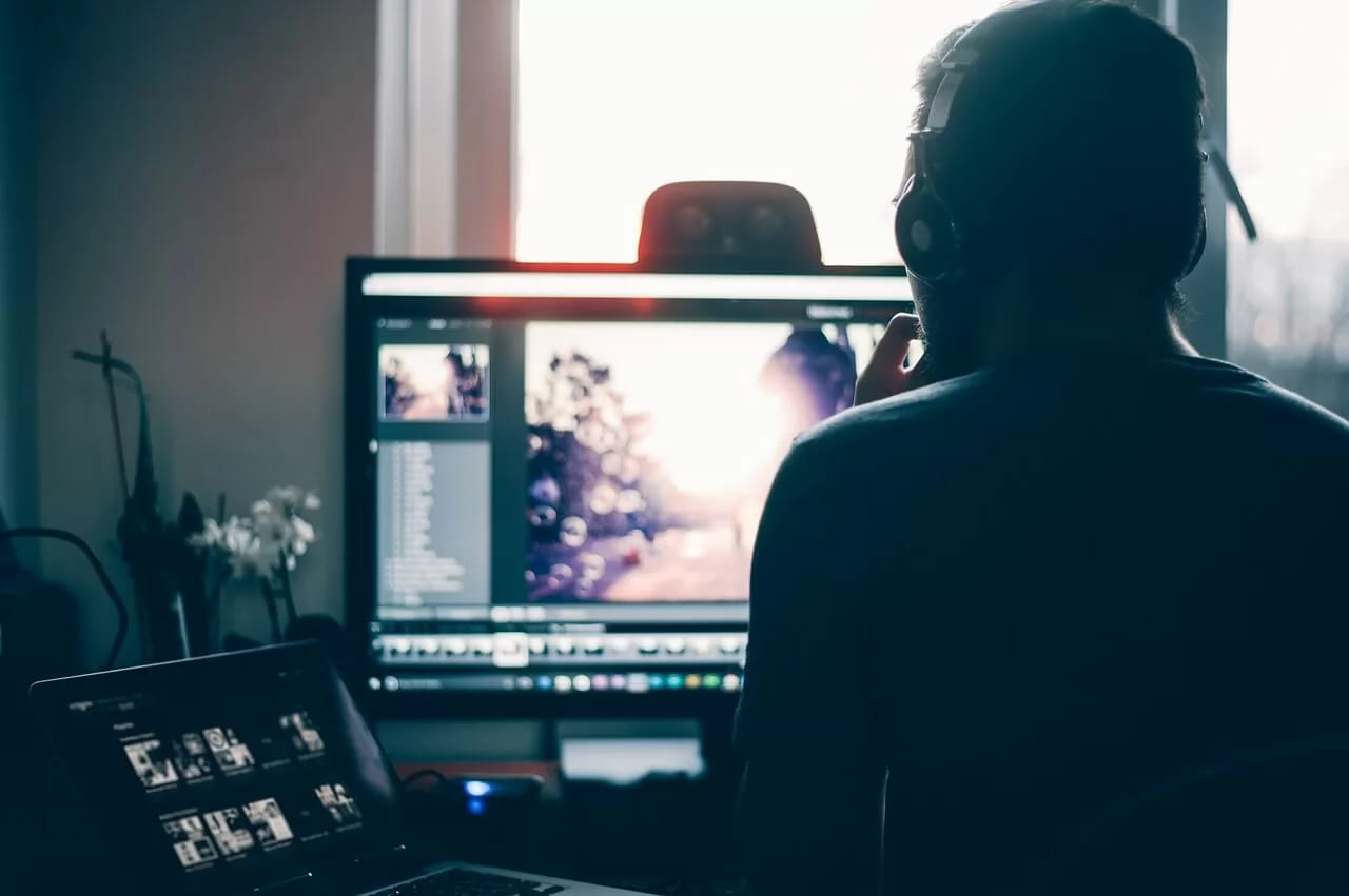 Inspiracje pomagające tworzyć ciekawe i angażujące tematy spotkań online