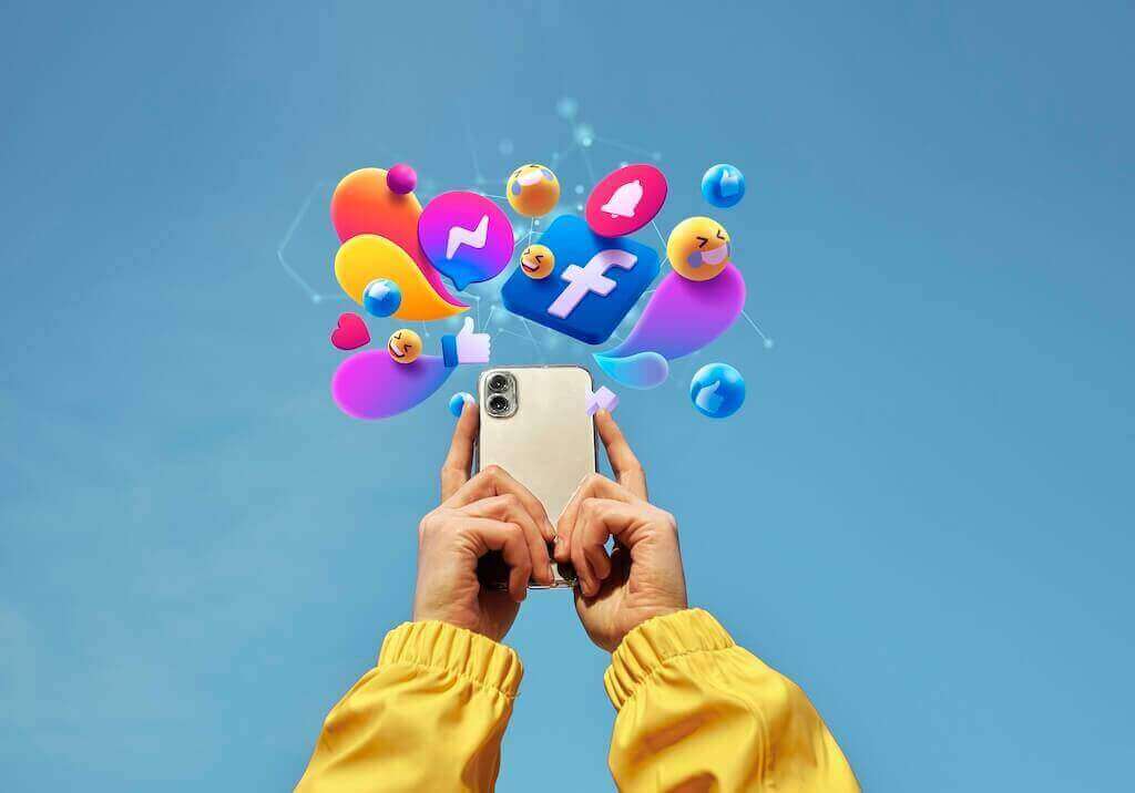 Руки держат смартфон с яркими иконками соцсетей символизируя продвижение вебинара через социальные платформы